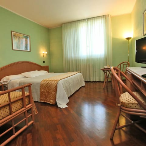 Triple Room | Minibar, in-room safe, cribs/infant beds, free WiFi