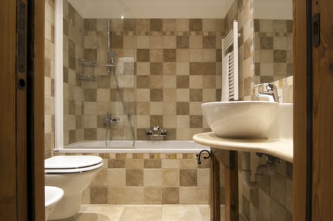 Superior Double Room | Bathroom | Separate tub and shower, rainfall showerhead, free toiletries