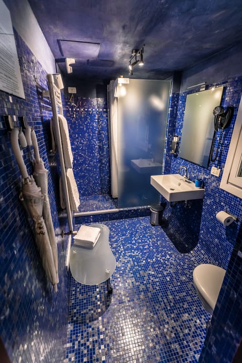 Junior Suite Superior | Bathroom | Shower, free toiletries, hair dryer, bidet