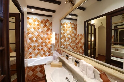 Standard Double Room, Ensuite, Garden View (n°6 - 1er étage) | Bathroom | Free toiletries, hair dryer, bathrobes, soap