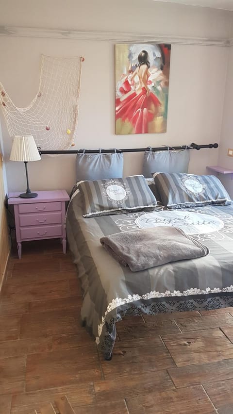 Desk, free cribs/infant beds, free WiFi