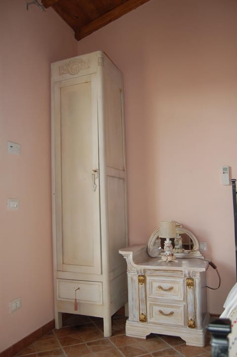 Desk, free cribs/infant beds, free WiFi