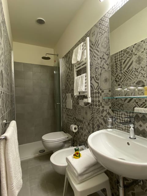 Triple Room | Bathroom | Combined shower/tub, hair dryer, bidet, towels