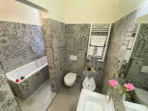 Superior Double Room | Bathroom | Combined shower/tub, hair dryer, bidet, towels