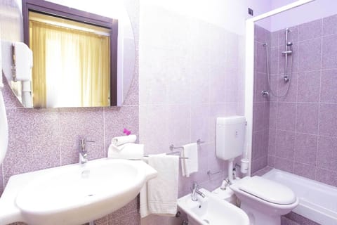 Single Room | Bathroom | Shower, free toiletries, hair dryer, bidet