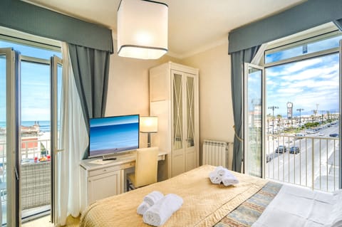 Double Room, Balcony, Sea View | Hypo-allergenic bedding, minibar, in-room safe, free WiFi