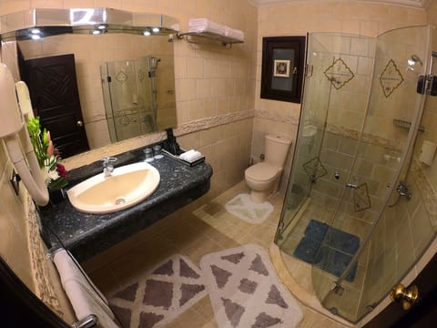 Honeymoon Suite | Bathroom | Shower, free toiletries, hair dryer, bidet