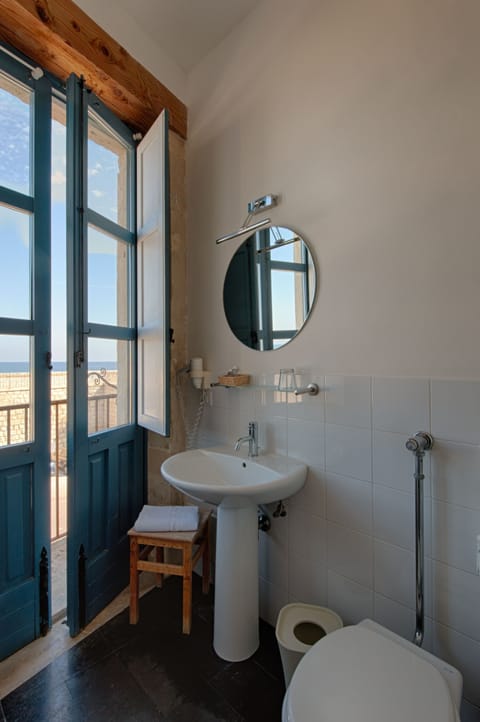 Double Room, Sea View | Bathroom | Combined shower/tub, free toiletries, hair dryer, bidet