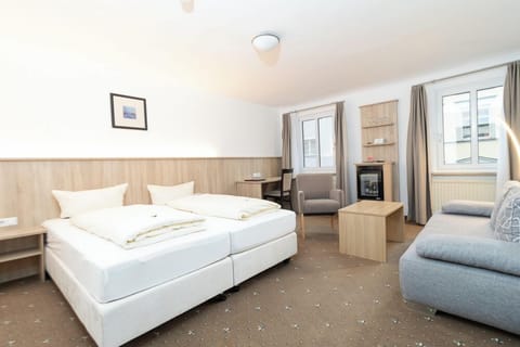 Comfort Double Room | Minibar, desk, soundproofing, iron/ironing board