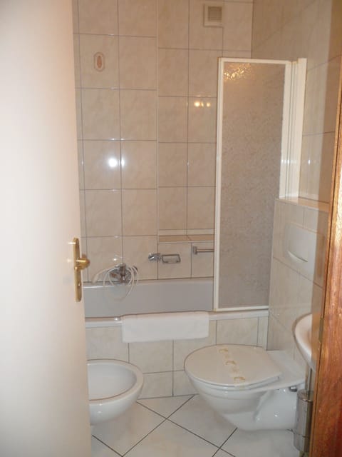 Separate tub and shower, free toiletries, hair dryer, bathrobes
