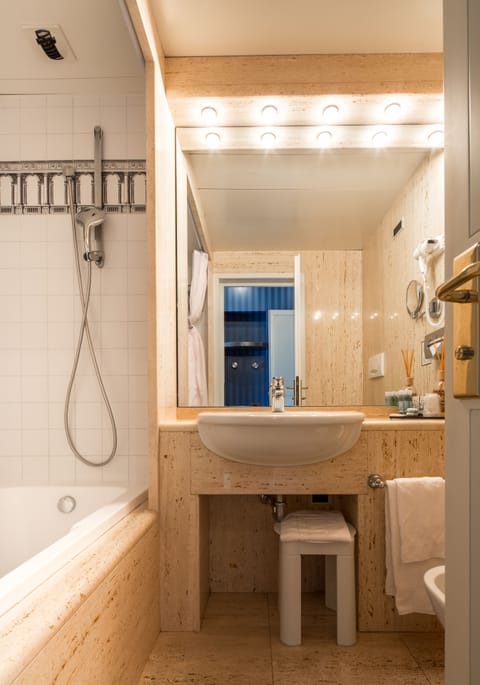 Combined shower/tub, free toiletries, hair dryer, bidet