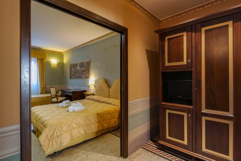 Family Suite | Minibar, in-room safe, desk, blackout drapes