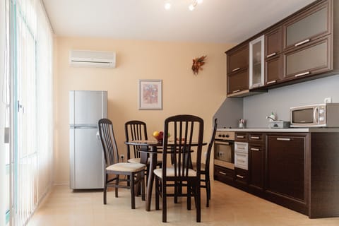 Large Apartment, 2 Bedroom   | Private kitchen | Fridge, microwave, stovetop, coffee/tea maker