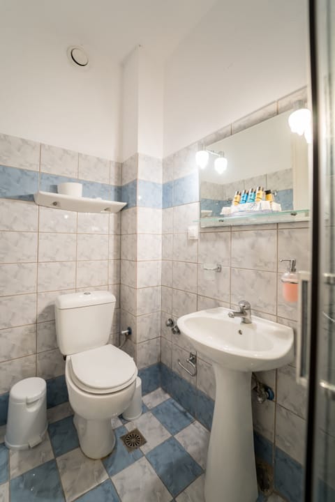 Single Room, Sea View | Bathroom | Shower, free toiletries, hair dryer, towels