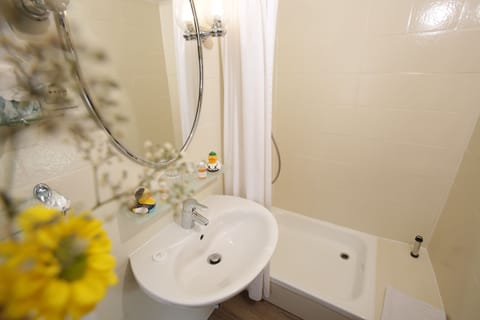 Double Room | Bathroom | Shower, free toiletries, hair dryer, towels