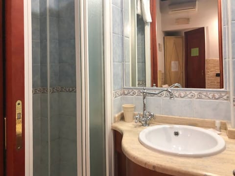 Economy Single Room, 1 Bedroom, Ensuite | Bathroom | Shower, hair dryer, bidet, towels