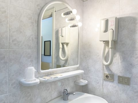 Classic Triple Room | Bathroom | Shower, hair dryer, bidet, towels