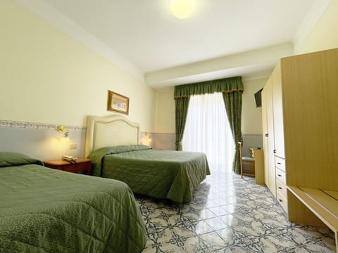 Classic Triple Room | Desk, blackout drapes, free WiFi, bed sheets