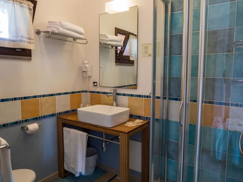 Shower, free toiletries, hair dryer, bidet