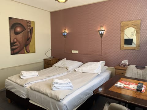 Double Room | In-room safe, iron/ironing board, free WiFi, bed sheets