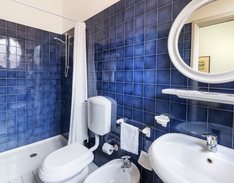 Comfort Double or Twin Room | Bathroom | Free toiletries, hair dryer, towels