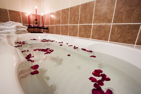 Deluxe Room | Deep soaking bathtub