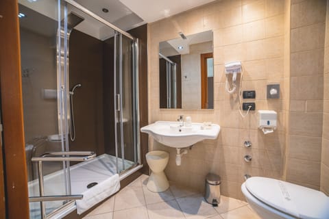 Junior Suite, Sea View | Bathroom | Shower, hydromassage showerhead, free toiletries, hair dryer