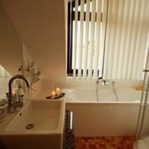 Business Double Room (Rose or Lily) | Bathroom | Shower, designer toiletries, hair dryer, bathrobes