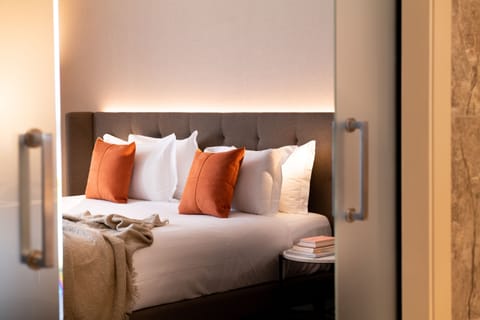 Suite, Hot Tub | Premium bedding, down comforters, free minibar items, in-room safe