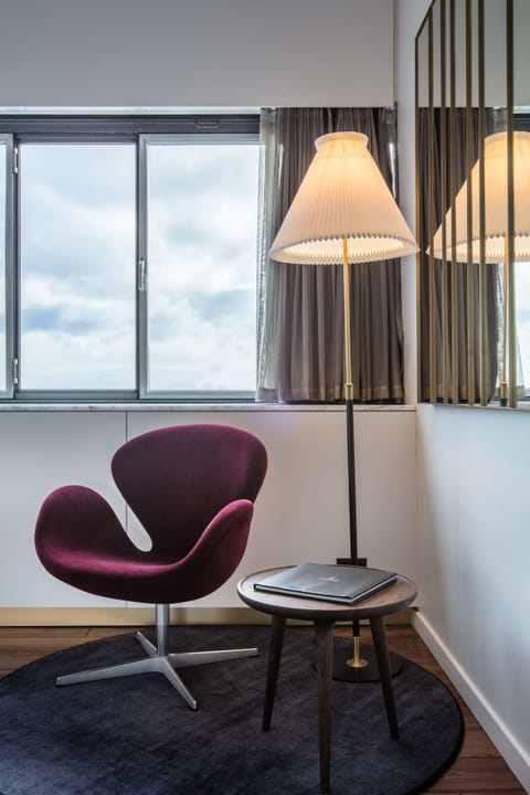 Hypo-allergenic bedding, minibar, in-room safe, blackout drapes