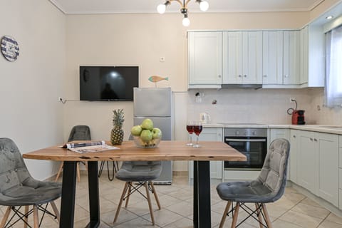 Deluxe Studio Suite | Private kitchen | Fridge, stovetop, coffee/tea maker