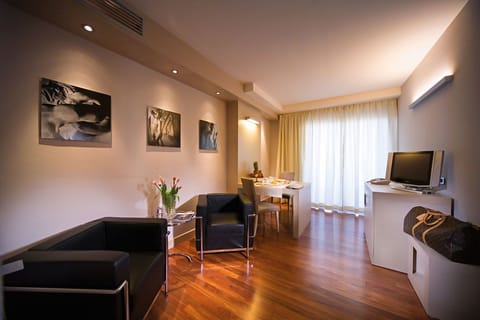 Suite, Terrace | Minibar, in-room safe, individually furnished, desk