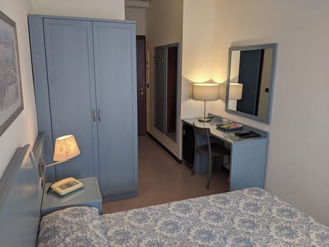 Free minibar, in-room safe, desk, free WiFi