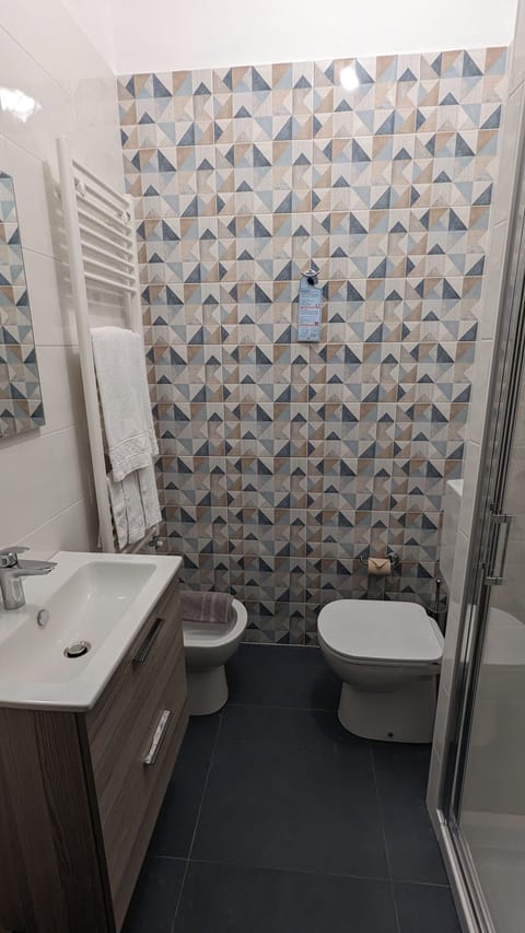 Standard Triple Room, Sea View | Bathroom | Shower, free toiletries, hair dryer, bidet