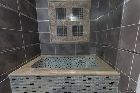 Grand Deluxe Room | Bathroom shower