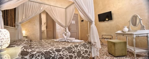 Junior Suite, 1 Queen Bed, Non Smoking, Garden View | Bathroom | Shower, free toiletries, hair dryer, bidet