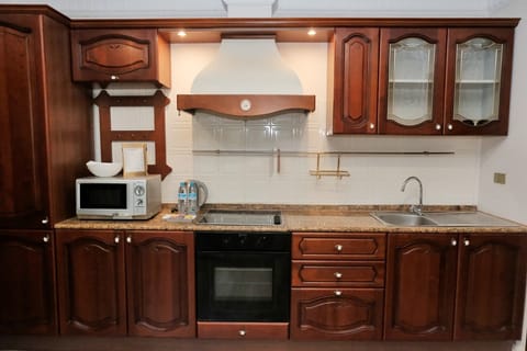 Family Suite | Private kitchen | Fridge, microwave, oven, stovetop