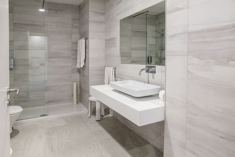 Standard Studio Suite | Bathroom | Free toiletries, bidet, towels, soap