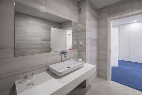 Standard Studio Suite | Bathroom | Free toiletries, bidet, towels, soap