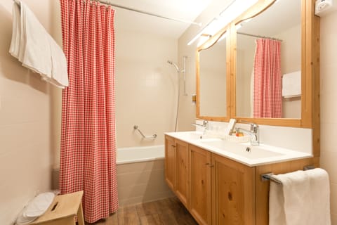 Deluxe Double Room, Balcony, Mountain View | Bathroom | Shower, hair dryer, towels