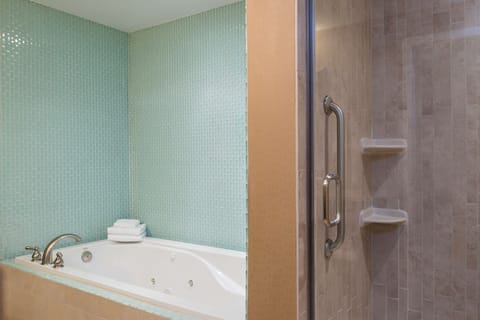 Junior Suite, 1 King Bed | Bathroom | Free toiletries, hair dryer, towels, soap