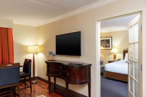 Junior Suite, 1 King Bed | In-room safe, desk, laptop workspace, blackout drapes