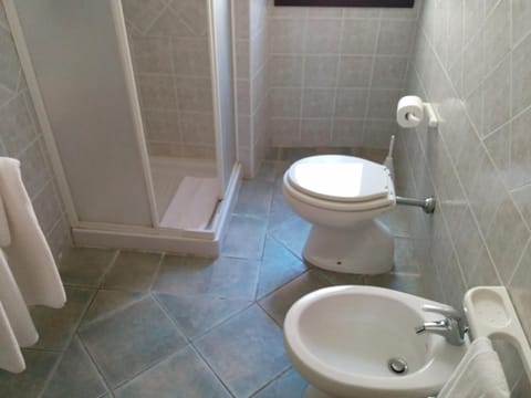 Quadruple Room | Bathroom | Shower, free toiletries, hair dryer, bidet