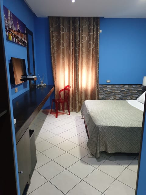 Basic Double Room, 1 King Bed, Ensuite | Minibar, in-room safe, desk, laptop workspace