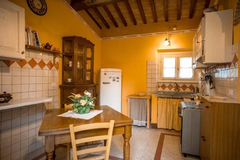 Traditional Apartment | Private kitchen | Shared fridge, microwave