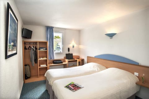 Standard Twin Room | Memory foam beds, individually furnished, desk, free WiFi