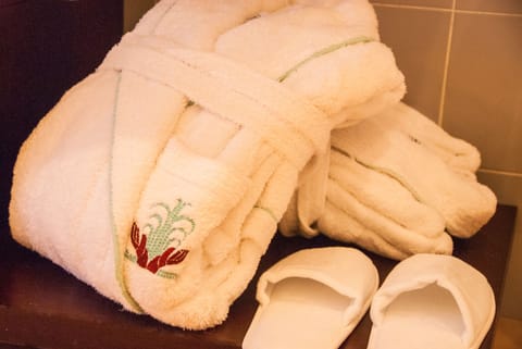 Couples treatment rooms, spa tub, steam room, Turkish bath