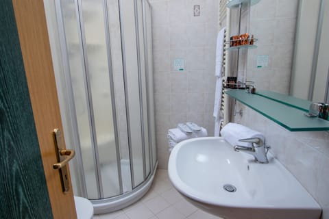 Shower, hydromassage showerhead, free toiletries, hair dryer