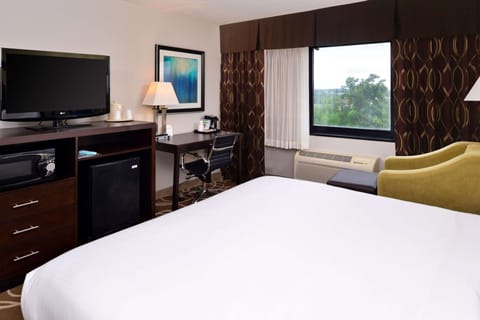 Premium bedding, in-room safe, desk, laptop workspace