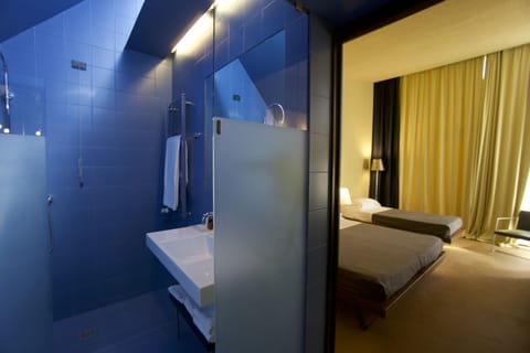 Superior Triple Room, Annex Building | Bathroom | Designer toiletries, hair dryer, bidet, towels